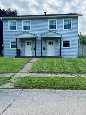 2-bedroom, 1.5 bath Duplex with Fenced Yard & Garage
