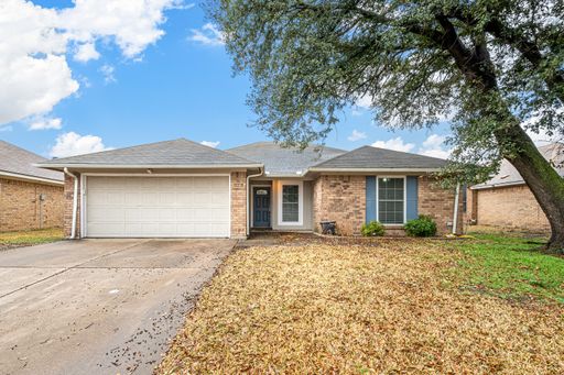 Single-family home in 76134 – photo 1