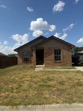 4 bedroom 2 bath Beautiful Home – photo 1