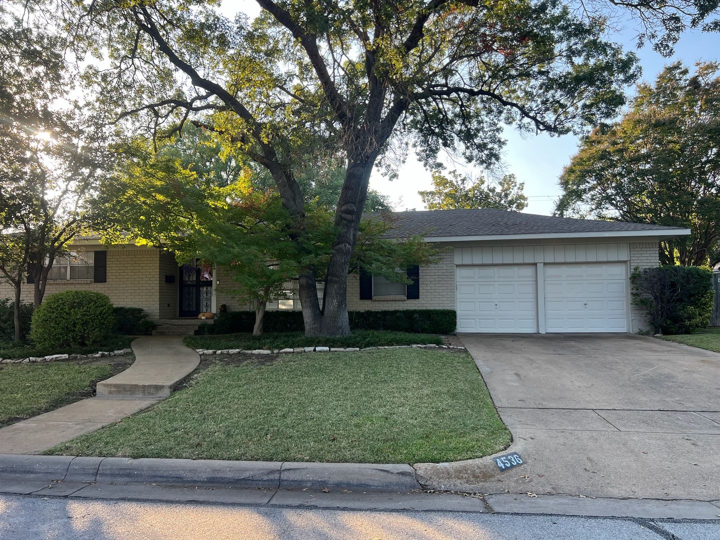 Fort Worth House: 4536 Cloudview Rd