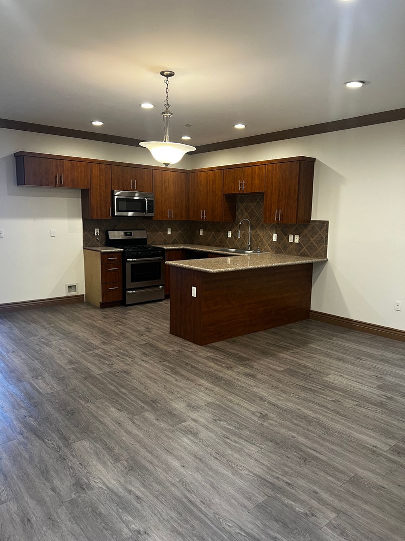 Lake Balboa Apartment: 7203 N. Rubio Ave.