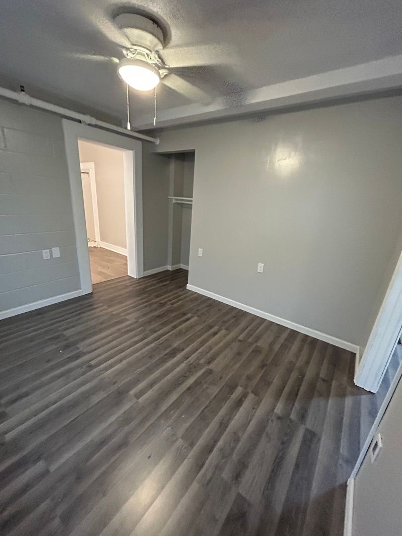 Yates Center Apartment: 600 E Mary St