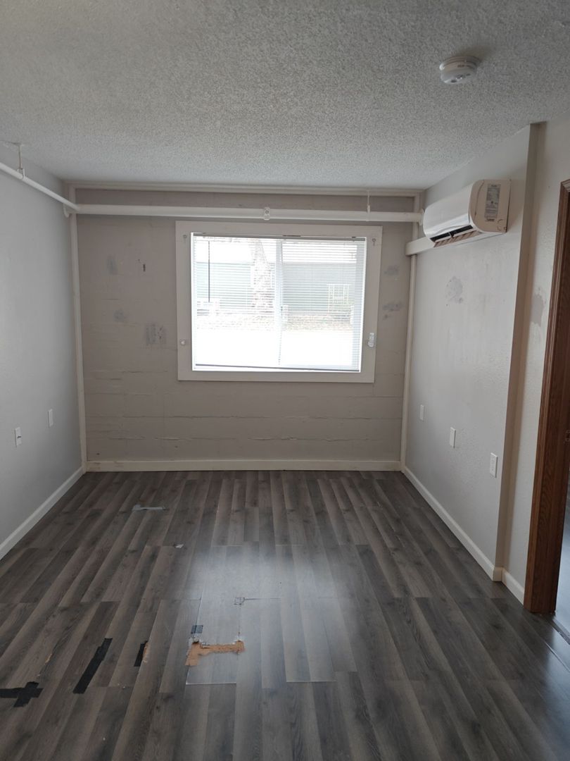 Yates Center Apartment: 600 E Mary St