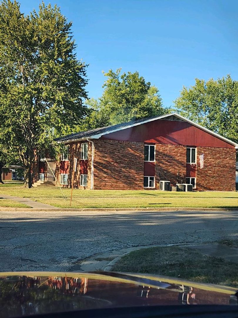 Yates Center Apartment: 100 N Green St