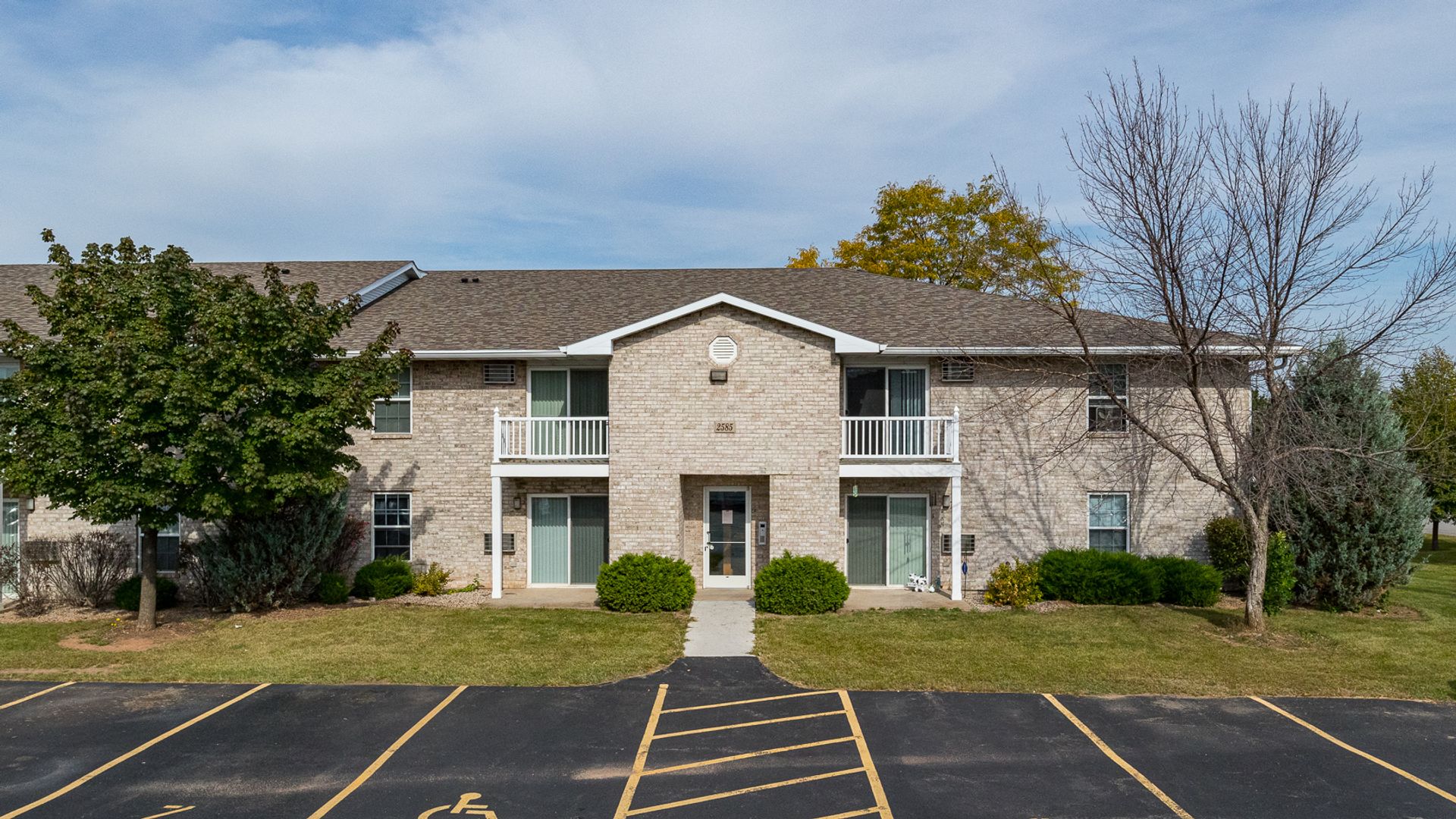 Oshkosh Apartment: 2561 - 2597 W. Waukau Ave