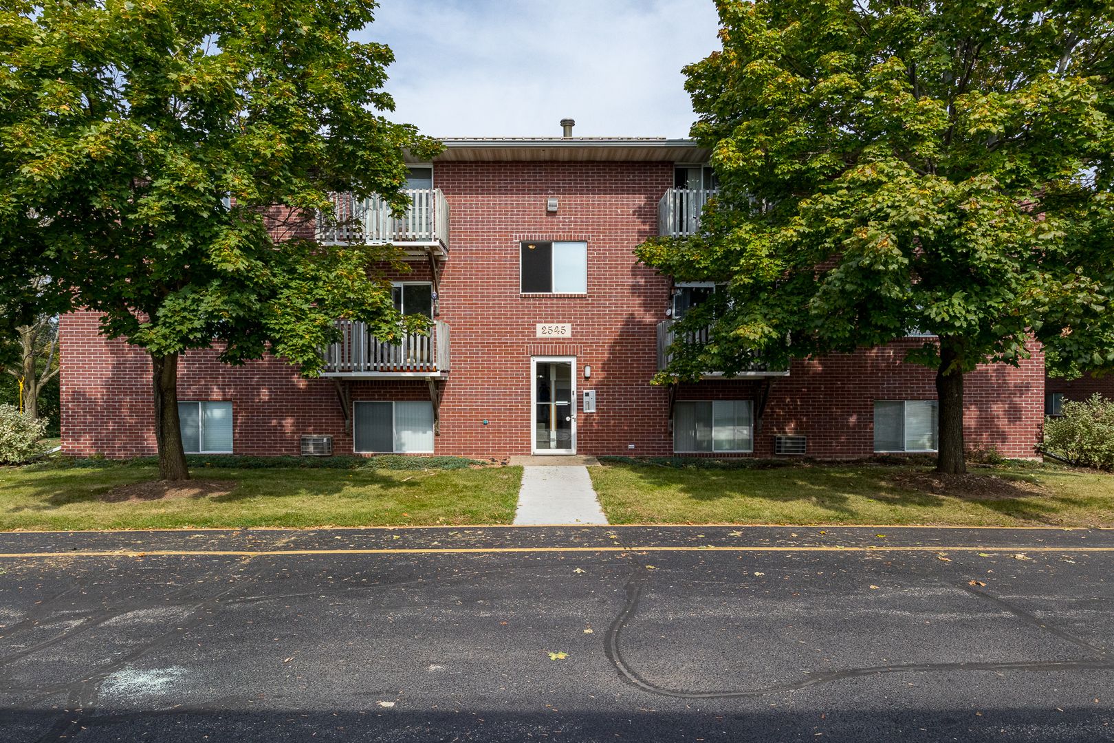 Oshkosh Apartment: 2531 - 2557 W. Waukau Ave