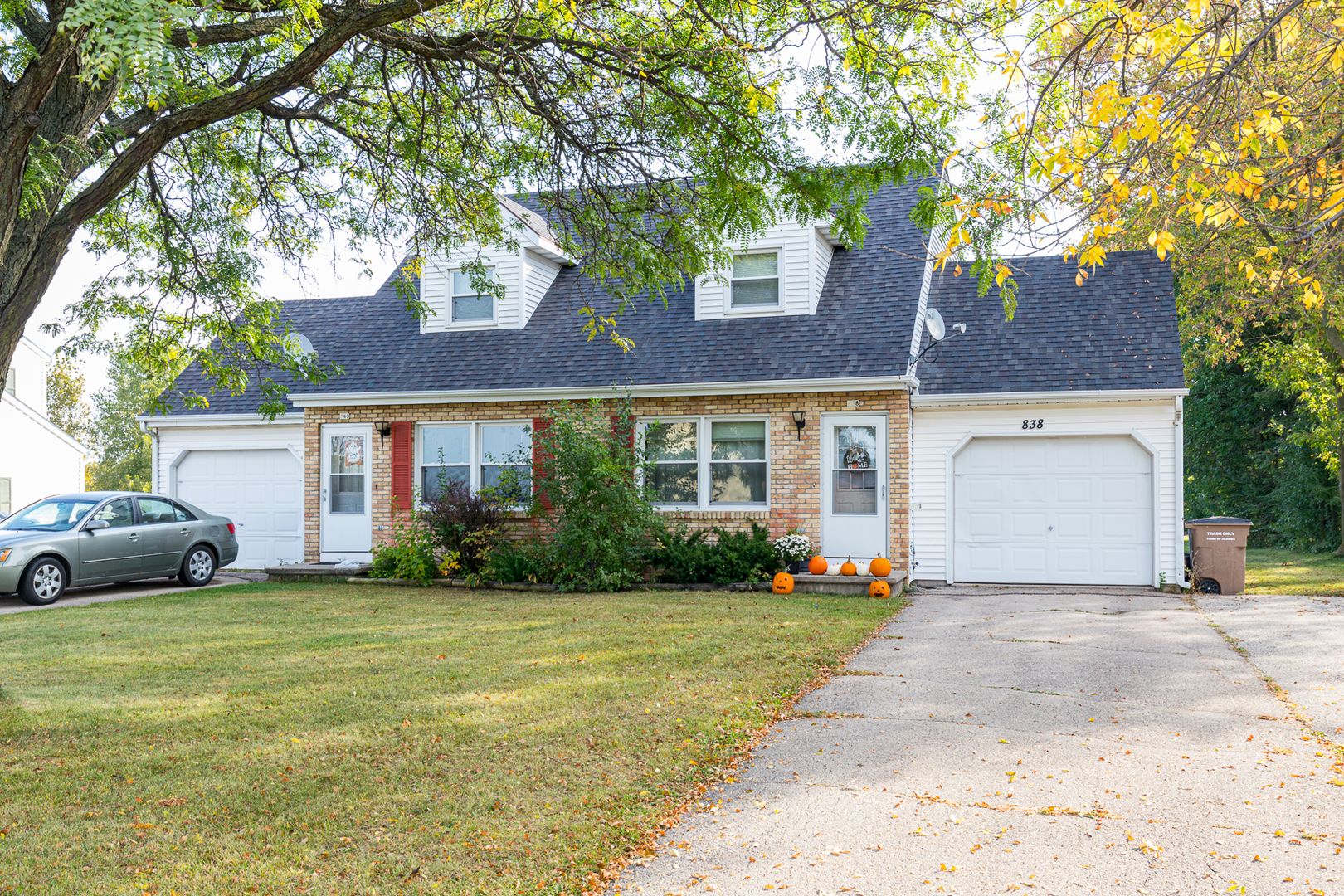 Oshkosh Apartment: 850-852 N. Oakwood Road