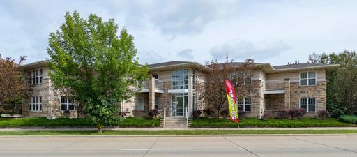 Fox Pointe Apartments - Adjacent to UWO – photo 1