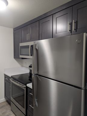 1 Month Free!! Fully Remodeled Ground Floor 1x1 With Vinyl Hardwoods Throughout – photo 1