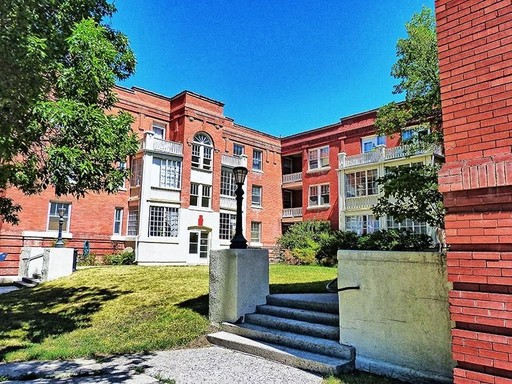 Beautiful Top Floor Studio!! Charm and Character! – photo 1