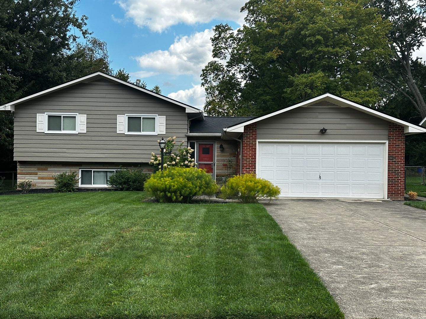 North Olmsted -5 Bedroom 2 1/2 bath large Split level home