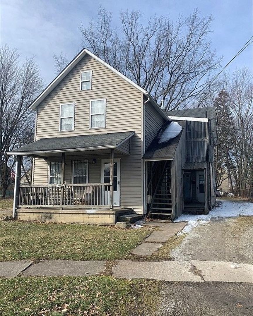Lorain Apartment: 2344 East Ave
