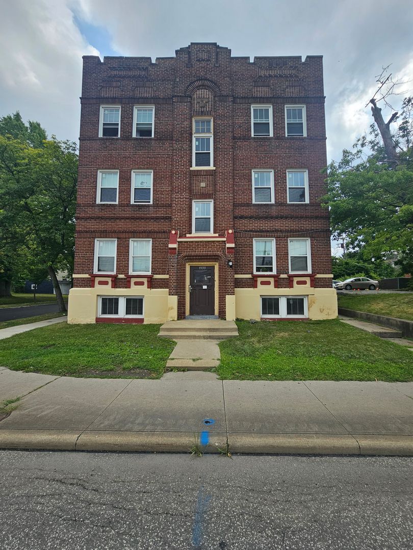 Cleveland Apartment: 1933 Lee Rd