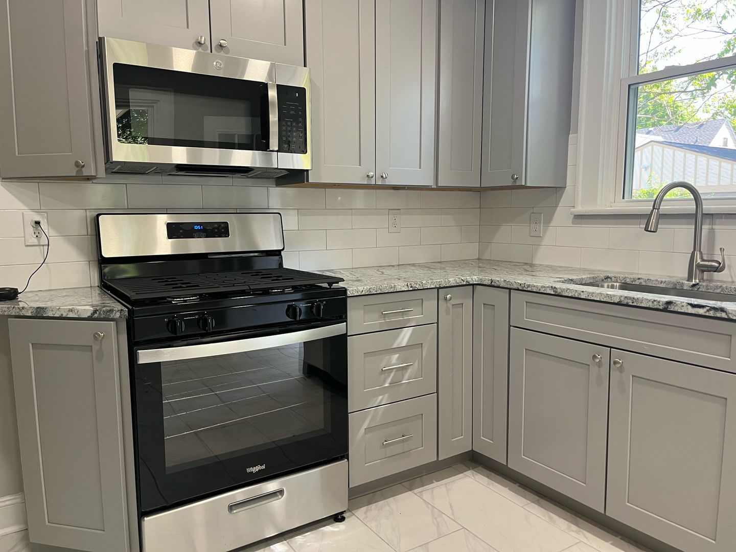 Columbus Apartment: 2702-2704 Calumet St - 2702