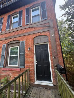 3 Bedroom 1 Bathroom duplex with shared back yard – photo 1