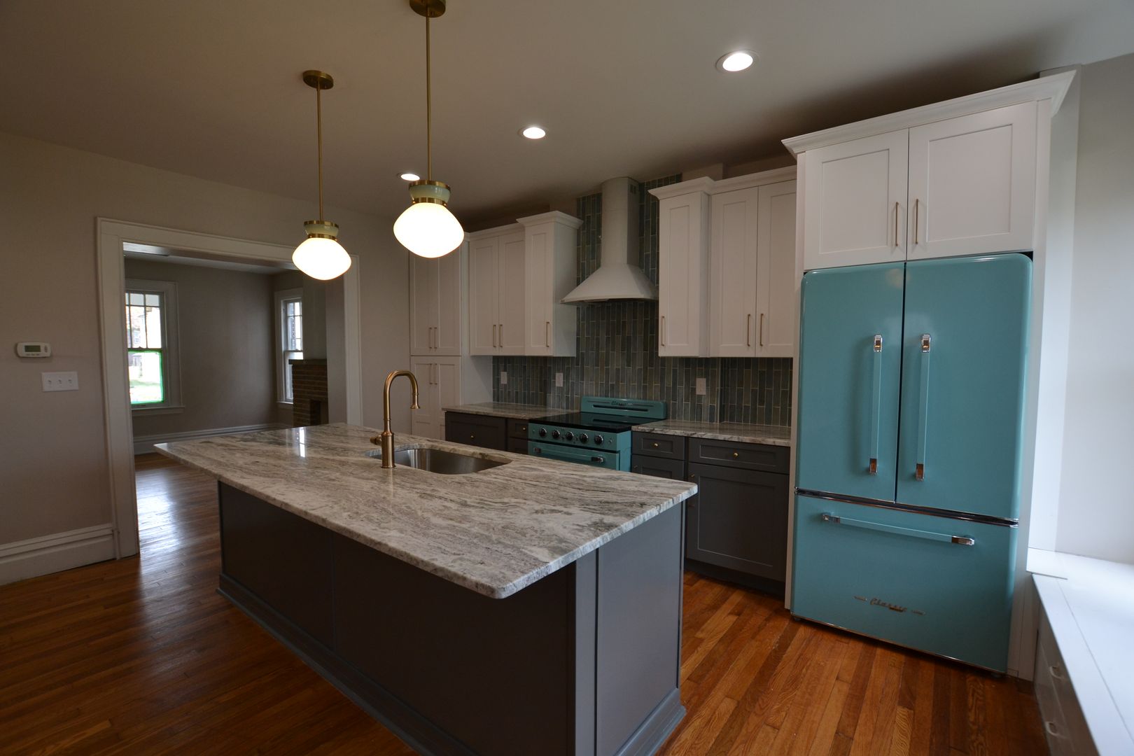 Columbus House: 1850 Oak St