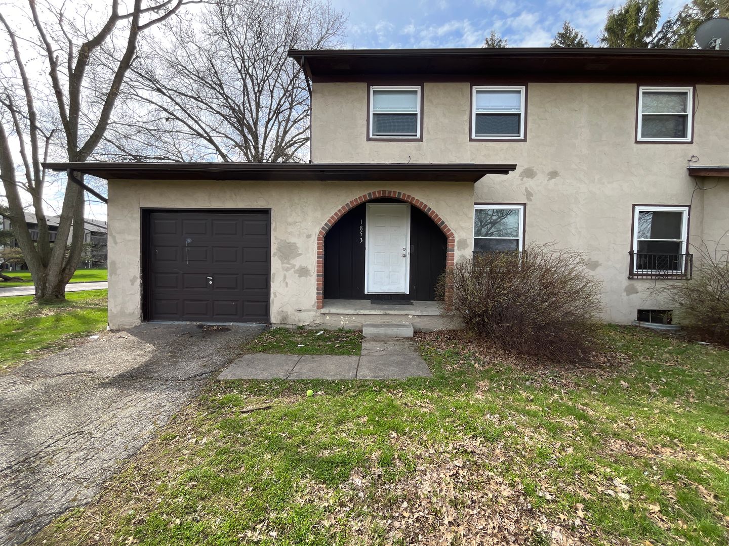 Columbus Apartment: 1851-1853 Lake Club Dr