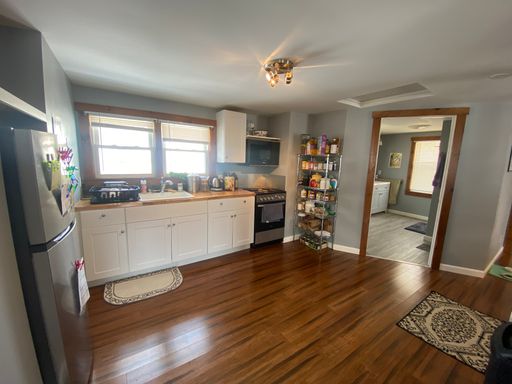 Charming Second-Floor Apartment in Quiet Neighborhood
