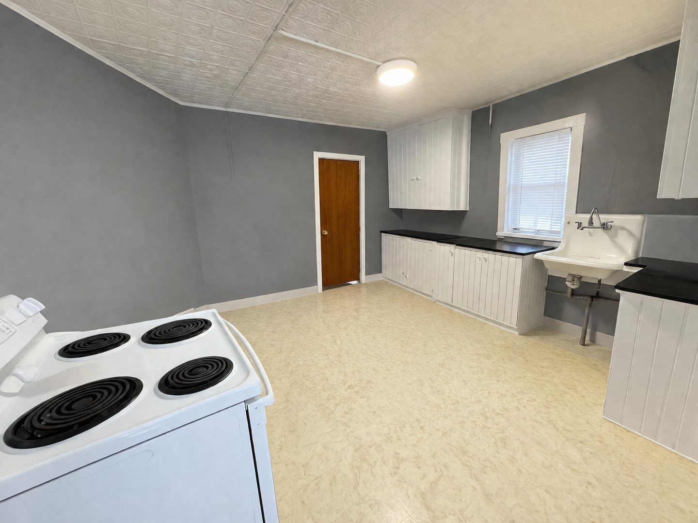 Randolph Apartment: 3 Weston St