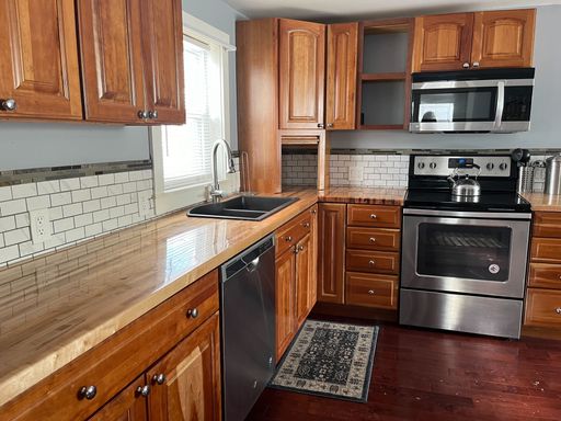 Charming 1-Bedroom Apartment in Quiet Windsor Neighborhood