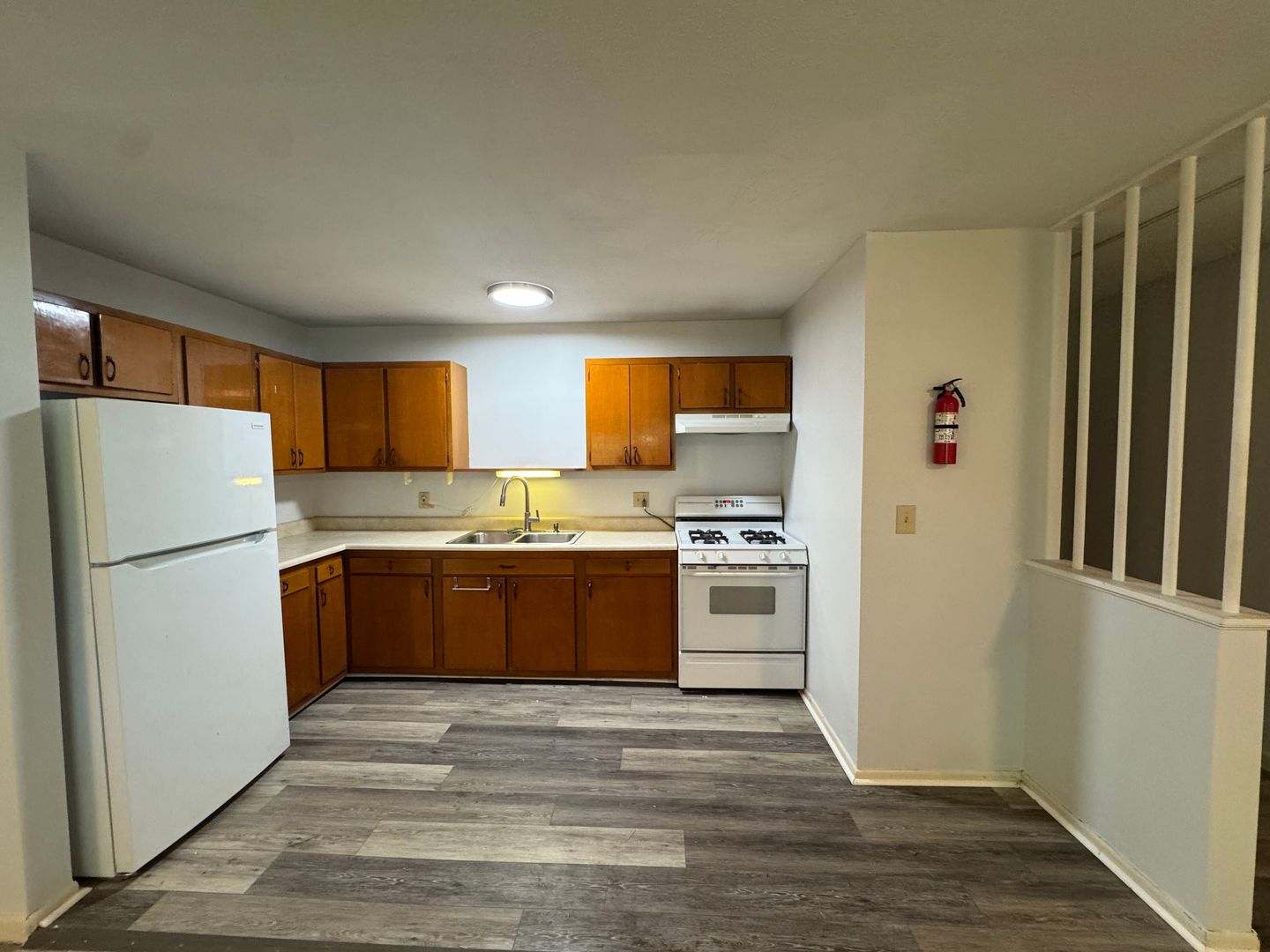 Springfield Apartment: 382-384 River St