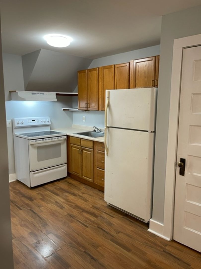 Springfield Apartment: 107 Front St