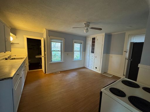2-Bedroom Apartment in Claremont - Great location!