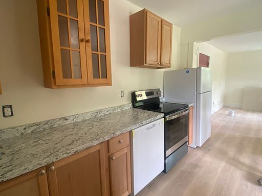 Studio Apartment with Private Porch – Convenient Location