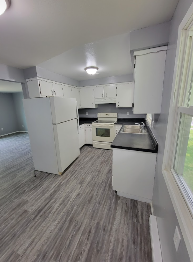 Little Chute Apartment: 1611 Freedom Rd