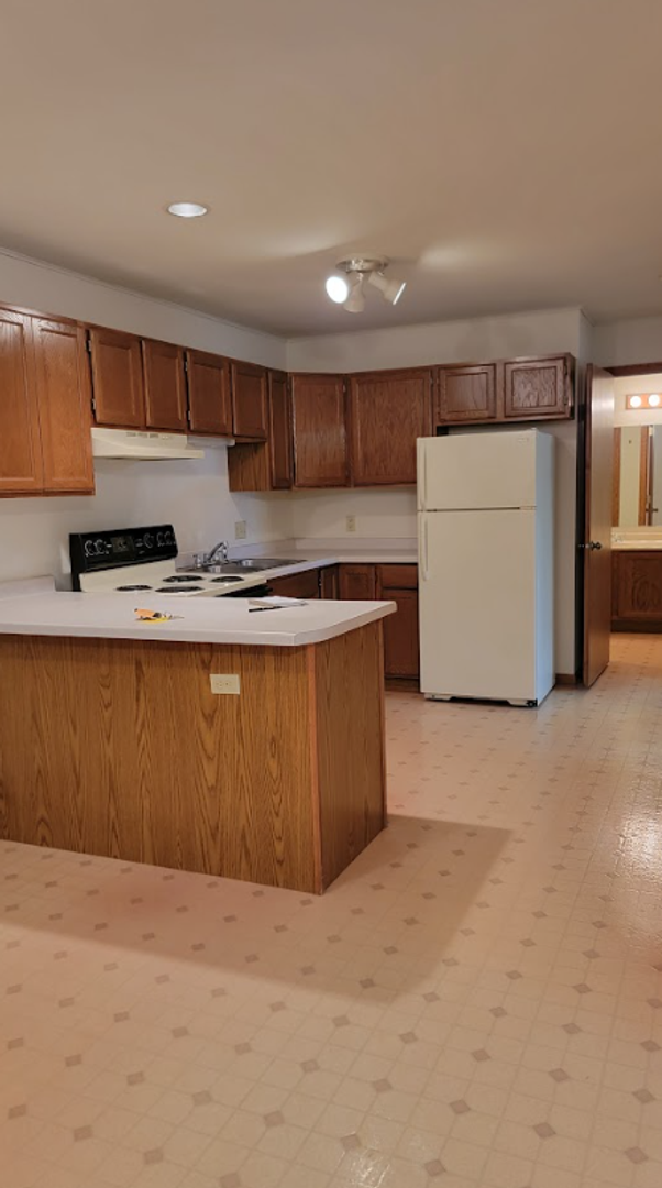 Little Chute Apartment: 710 Monroe St