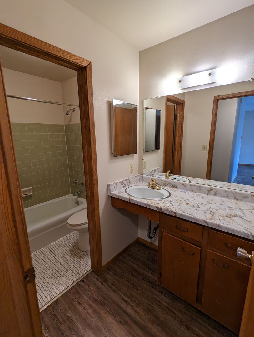 Appleton Apartment: 1005 S East St