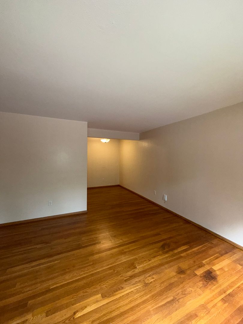 Appleton Apartment: 1001 S East St