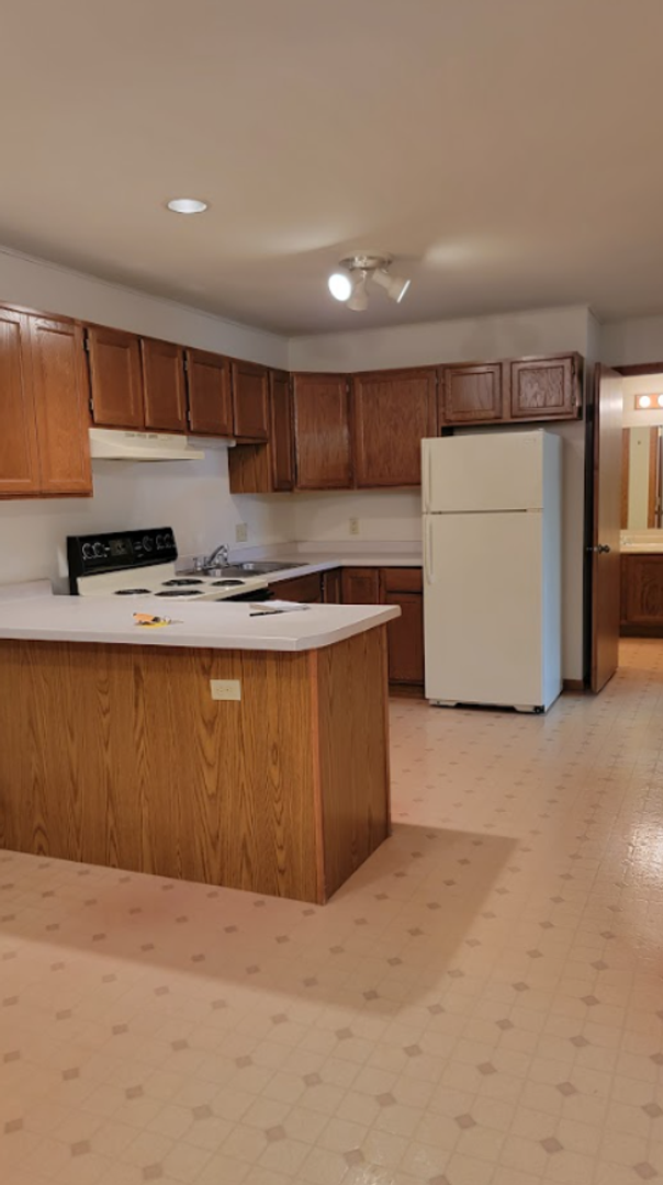 Little Chute Apartment: 710 Monroe St