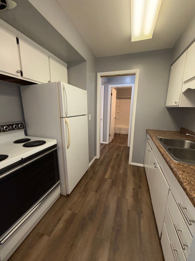 Appleton Apartment: 1001 S East St