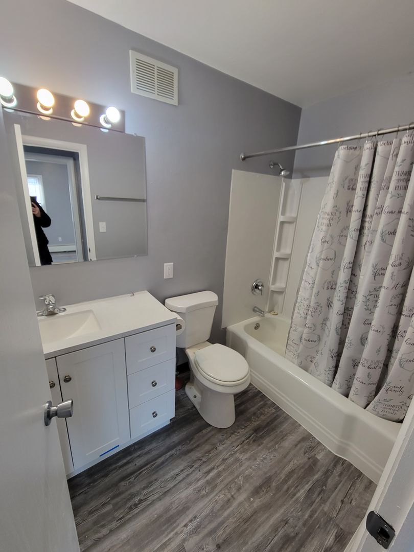 Appleton Apartment: 1001 S East St