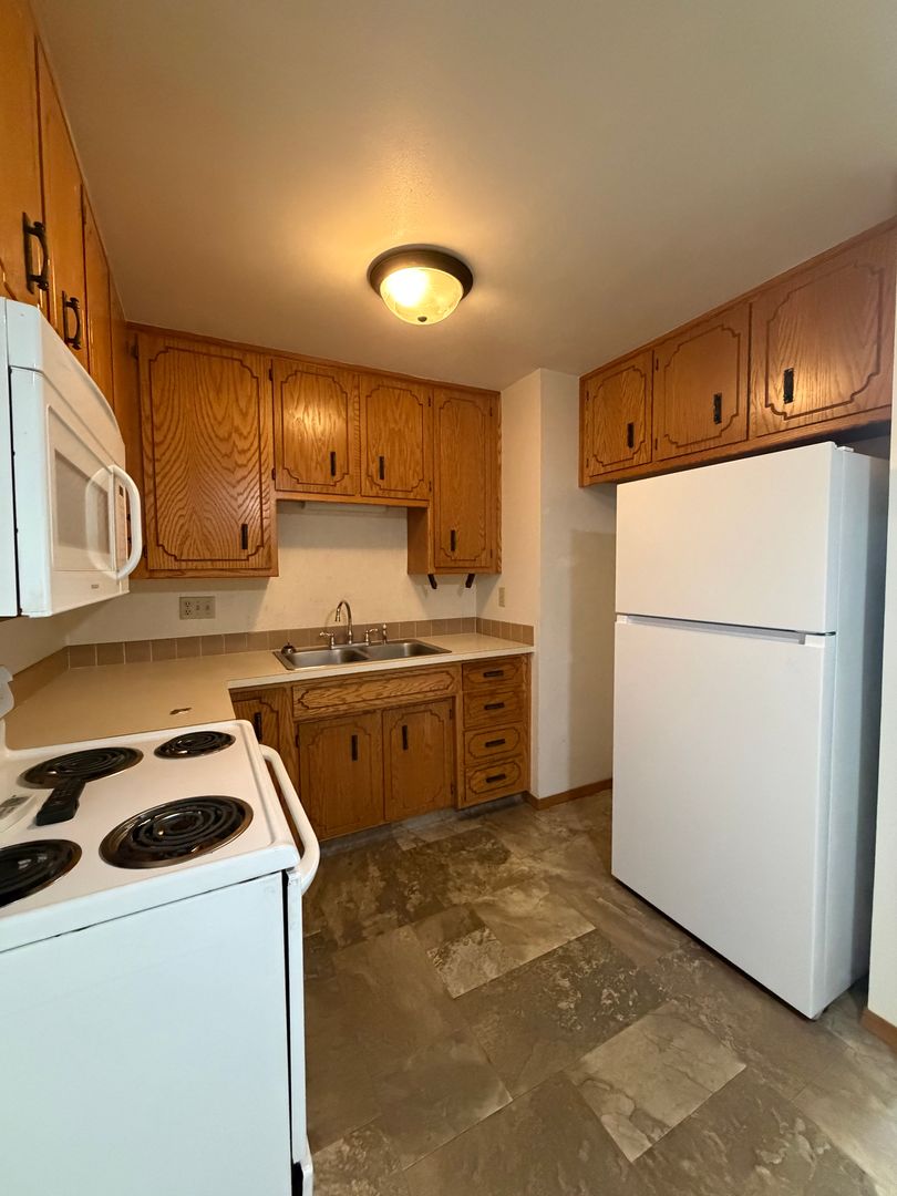 Little Chute Apartment: 944 E Elm Street