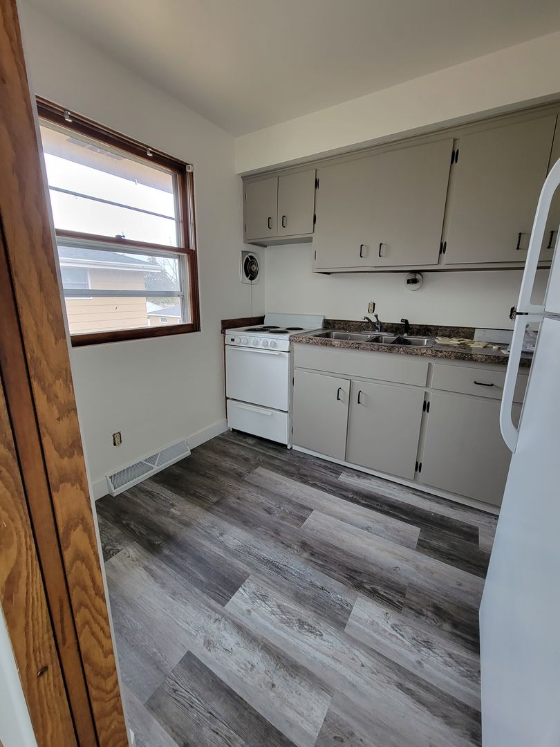 Appleton Apartment: 1727 Silvercrest Dr