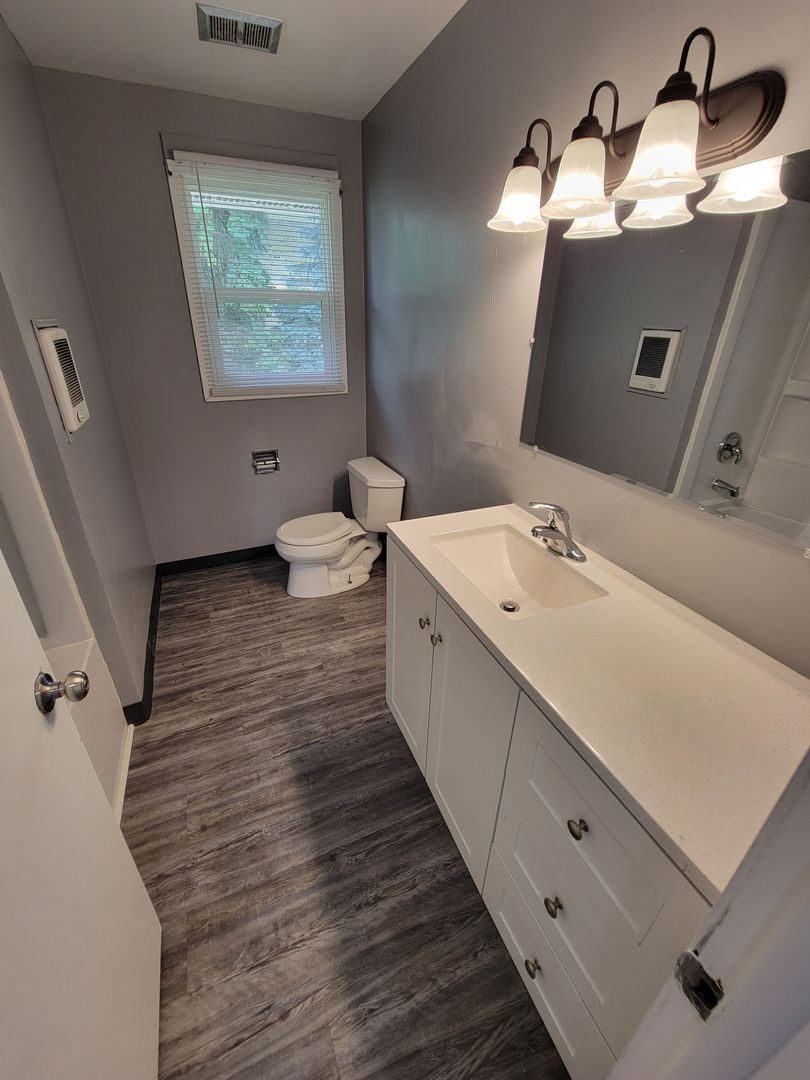 Little Chute Apartment: 1617 Freedom Rd