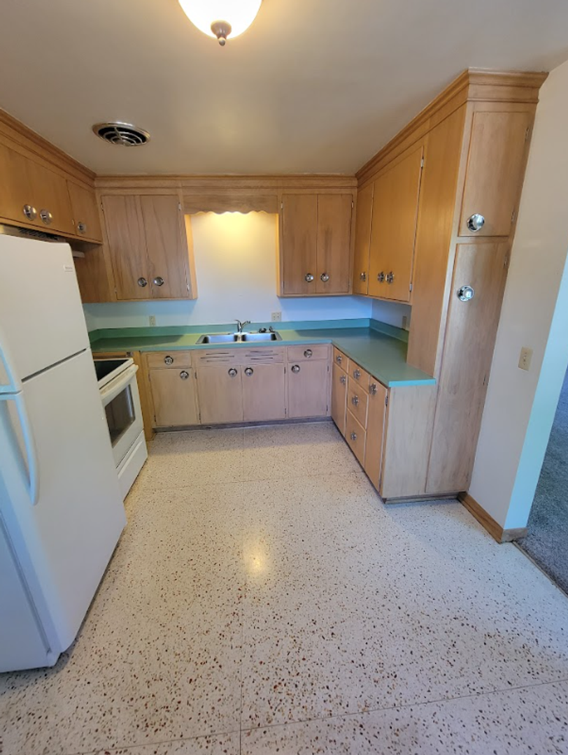 Appleton Apartment: 319 E Harris St