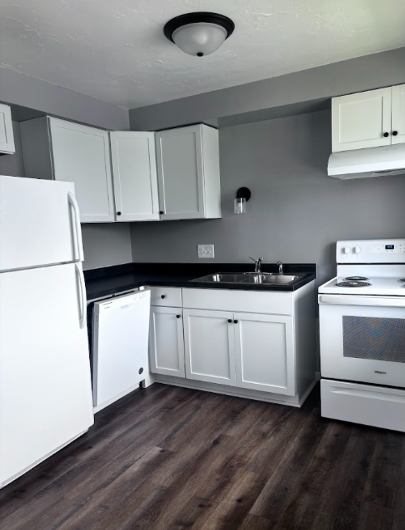 Kimberly Apartment: 1357-1359.5 W 4th St