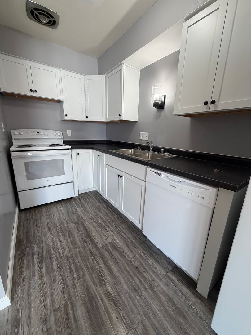 Appleton Apartment: 1001 S East St