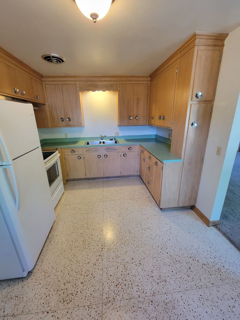 Appleton Apartment: 319 E Harris St