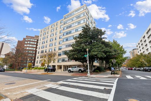 Stunning 2Bd/1Bth condo nestled in the heart of Bon Wit Plaza! All utilities Included! – photo 1