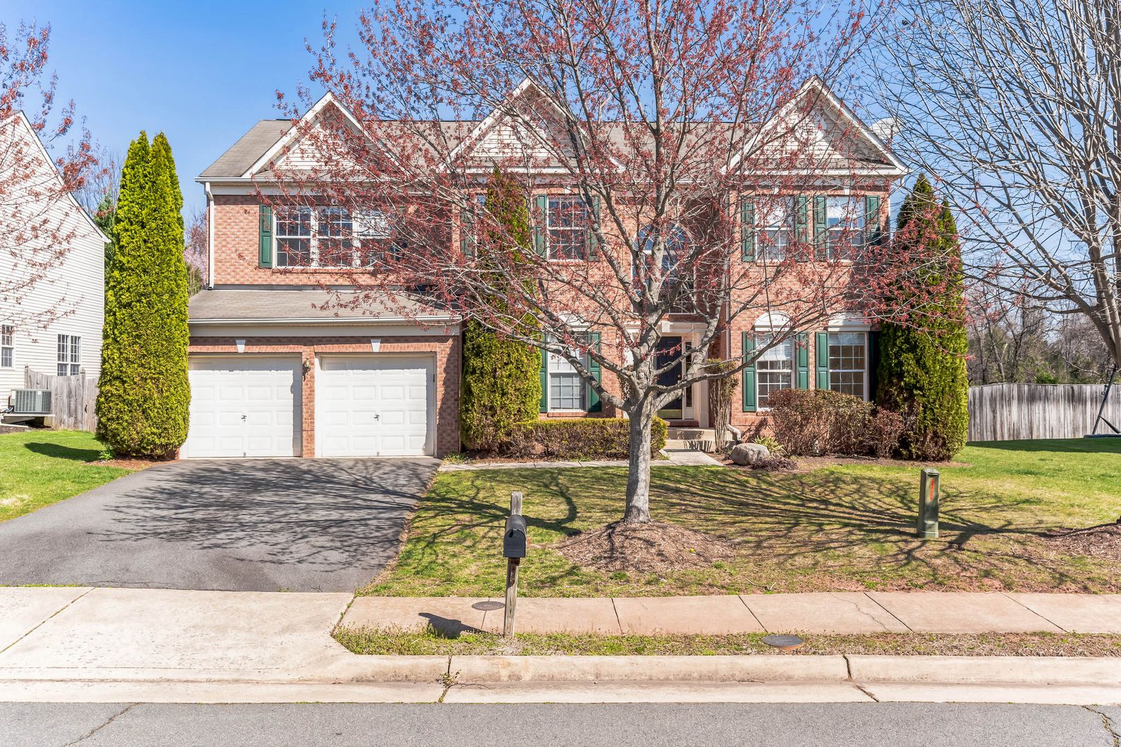 Spacious & Bright 5bd/3.5 SFH in Leesburg!