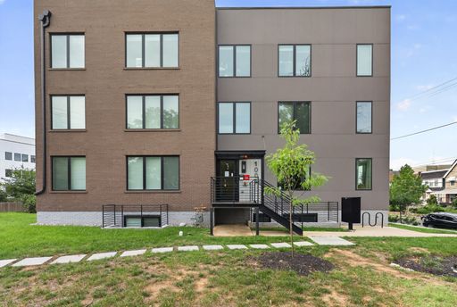 Contemporary 2BR/2BA Residence with Designer Finishes & optional parking – photo 1