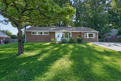 Spacious 5BR Single-Family Home in Springfield with Fenced Yard and Flexible Living Space – photo 1