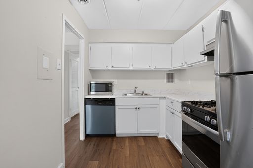 Welcome home to this bright and inviting 2Bd/1Bth condo in the sought-after Huntington Club community. All utilties included! – photo 1