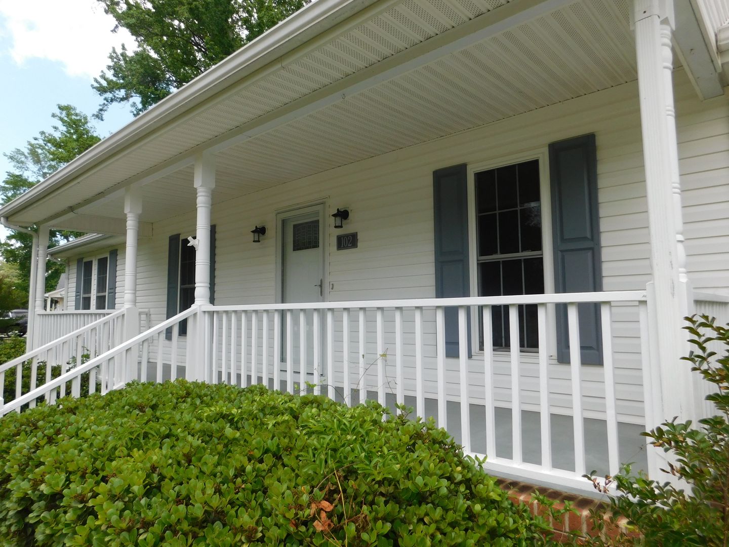 Laurinburg House: 102 Meadowbrook