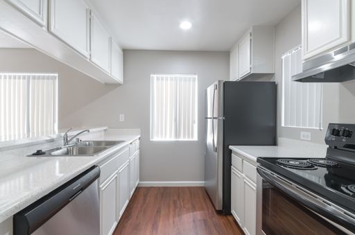 Spacious 1 Bed/1 Bath in Paradise Hills – Pool, Jacuzzi, Parking – photo 1