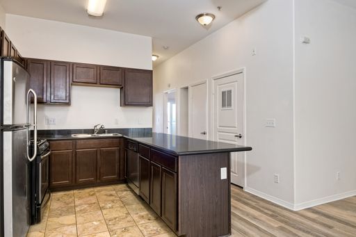 Spacious 2BR/2BA | $1,200 Move-In Special | A/C, In-Unit Laundry & Parking – photo 1